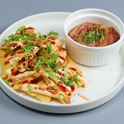 Начос с рваной говядиной и соусом чеддер в Stella Lounge по цене 39 р.