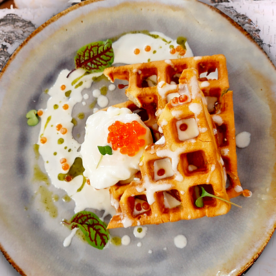 Бельгийская вафля с яйцом пашот, сливочным соусом, красной икрой в ФедяДичь по цене 650 ₽
