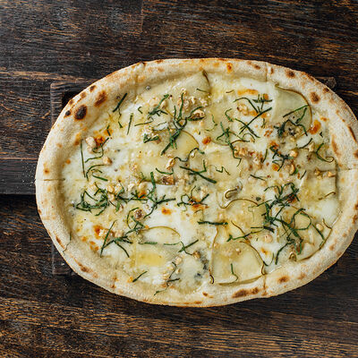 Пиццета с грушей и сыром горгондзола в Masters & Margaritas по цене 850 ₽