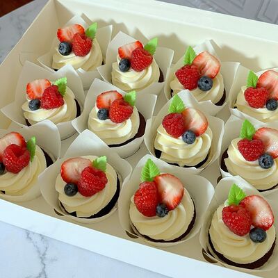 Капкейки с ягодами в Кондитерская Конфетка Питер по цене 3700 ₽