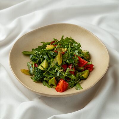 Салат из сезонных овощей и зелени в Hamster по цене 850 ₽