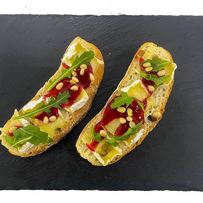 Брускетты с камамбером в Мегаполис по цене 480 ₽