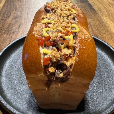 Хот-дог с рваной говядиной в Ragnar bar по цене 625 ₽