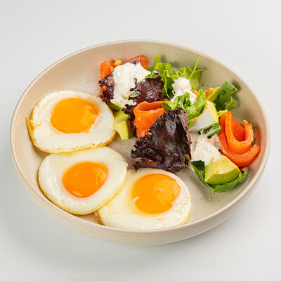 Из трех яиц(глазунья): Лосось, авокадо, страчателла в Южанин по цене 115000 сум
