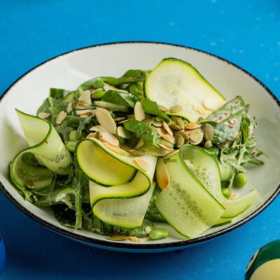 Зеленый салат с ореховым соусом в Мастер и Маргарита по цене 660 ₽