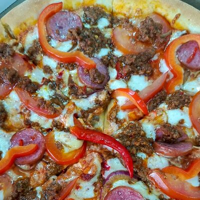 Пицца Острая Мясная в Красная панда по цене 999 ₽