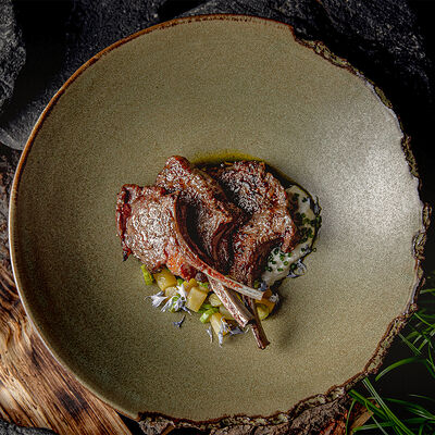 Корейка хакасского ягнёнка с толчёным горохом и соусом из копчёностей в MANUL по цене 3400 ₽