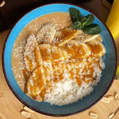 Рисовая каша с бананом, арахисовой пастой и карамелью в Вкус кофе по цене 359 ₽