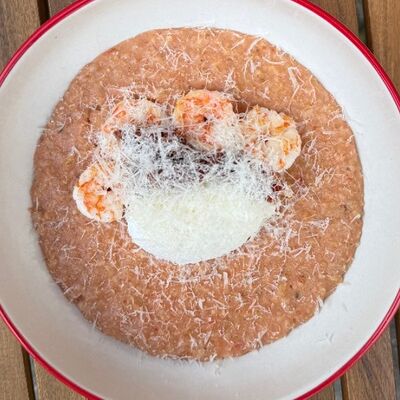 Ризотто из овсянки на томатной основе с креветками, яйцом пашот и вялеными томатами в Свидание по цене 580 ₽