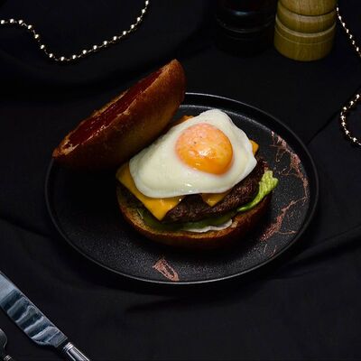 Бургер БигМэн с жареным яйцом и беконом в Правда по цене 690 ₽