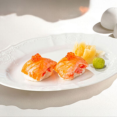 Суши с лососем и красной икрой в Cristal по цене 1100 ₽