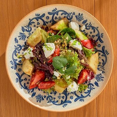 Салат с хрустящими баклажанами и рикоттой в Russo Italiano по цене 690 ₽