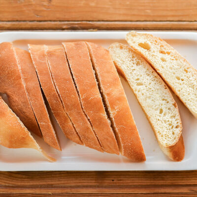 Хлеб свежеиспеченный в Гриль-бар Камбуz по цене 35 ₽