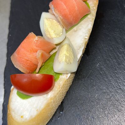 Брускетта с лососем и авокадов Brighton Beach по цене 250 ₽