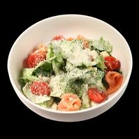 Цезарь со слабосоленым лососем в Beer & Fire Grill