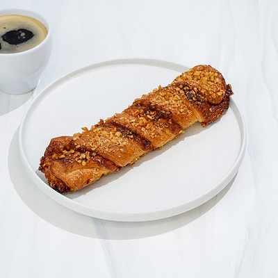 Косичка слоеная с орехом в Магбургер & Братья Караваевы по цене 175