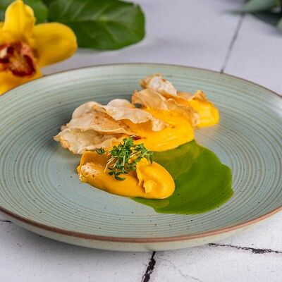 Хумус из моркови с хрустящим сельдереем в Mandarinka Restaurant & Bar по цене 240 ₽