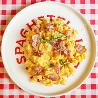 Мак энд чиз с кукурузой, беконом и двумя видами сыра в Spaghetti Incident