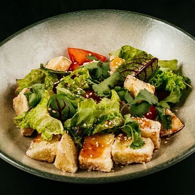 Салат с хрустящими баклажанами в Горки парк по цене 540 ₽