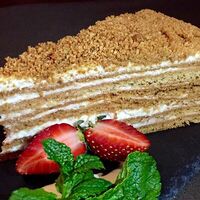 Десерт Медовик в Wine room gallery