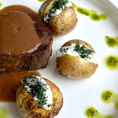 Медальон под соусом на вине и печеным беби-картофелем в Crystal по цене 1970 ₽