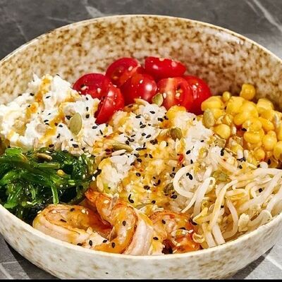 Боул с креветками, чукой, кукурузой и черри в Гастробар DOM по цене 650