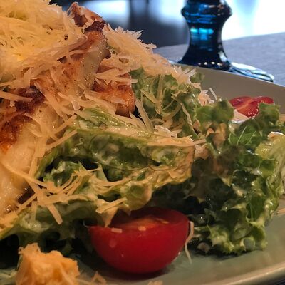 Салат Цезарь с курицей в TARELKA по цене 520 ₽