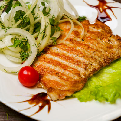 Стейк из индейки с маринованным луком в Эра Вкуса по цене 300 ₽