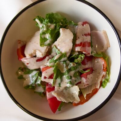 Салат с индейкой, печеным перцем и кунжутном соусом в Гости по цене 240 ₽