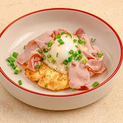 Драники с яйцом и соусом голландез с ростбифомв Хачапури: выпечка & вино по цене 520 ₽