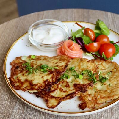 Драники картофельные с лососем, овощным салатом и сметаной в Локация кофе по цене 540 ₽