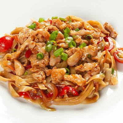 Wok лапша с курицей в Премьер Пицца по цене 439 ₽