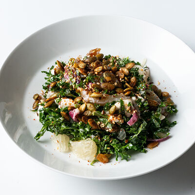 Салат из кейла с грейпфрутом и кунжутом в Harvest по цене 950 ₽