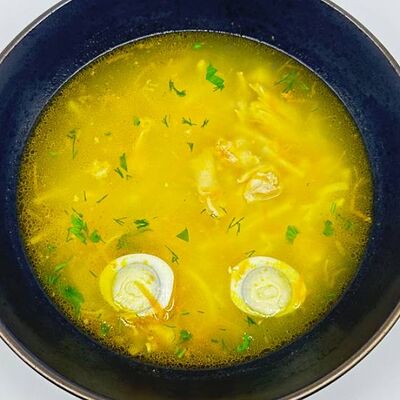 Куриный суп с перепелиным яйцомв Oscar по цене 300 ₽