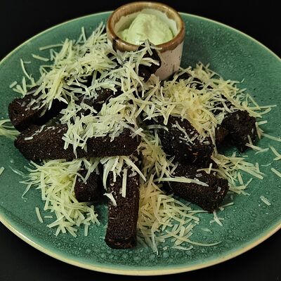 Чесночные гренки с пармезаном и зеленью в Байский по цене 430 ₽