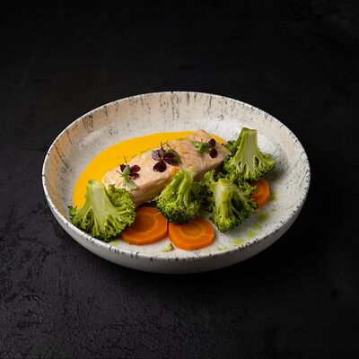 Филе семги на пару в сырно-сливочном соусе в Прага по цене 1440 ₽