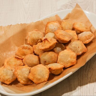 Жареные мясные пельмешки с горчицейв Троя по цене 470 ₽