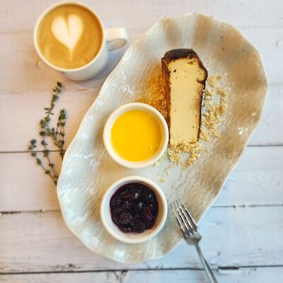 Баскский чизкейк с топпингом на выбор в Bon Bistrot по цене 470 ₽