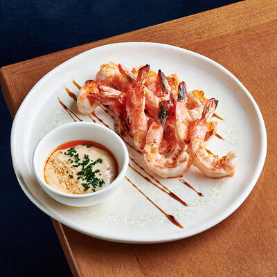 Тигровые креветки, обжаренные на углях, с имбирным умами-майо и кунжутом кимчи в Булгаков по цене 940 ₽