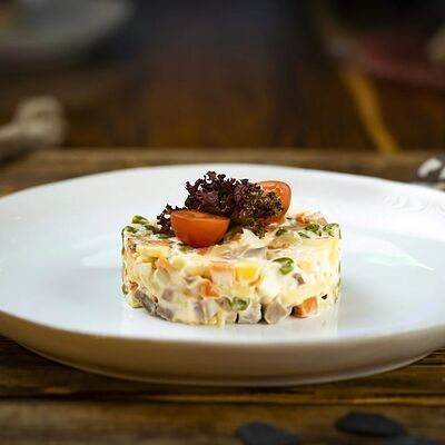 Оливье с говяжьим языком в Макадамия по цене 690 ₽