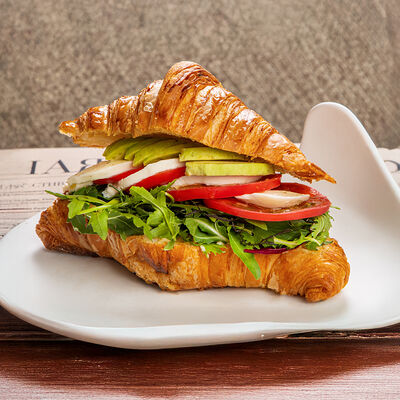 Круассан с авокадо, моцареллой и томатами в М2 Органик Клуб Патриаршие по цене 720 ₽