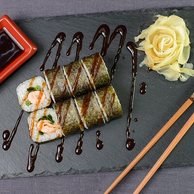 Ролл с жареным лососем №37 в Стрелаfood по цене 390 ₽