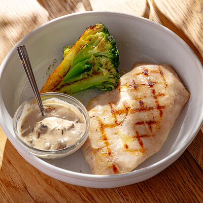 Куриная грудка на гриле c брокколи в Сыроварня по цене 840 ₽