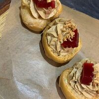 Профитроли с паштетом и малиновым мармеладомв Русский паб