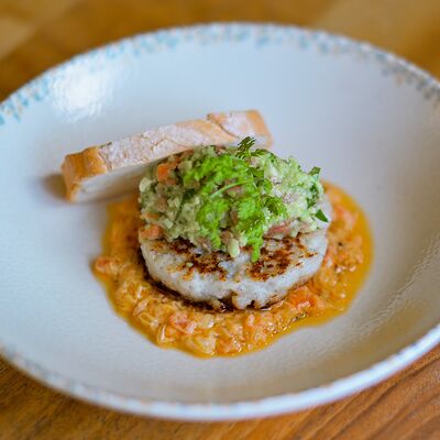 Котлета из судака с гуакамоле и томатном соусом в Дюшес по цене 850