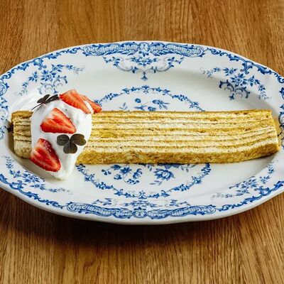 Медовик по рецепту бабушки нашего кондитера с ягодами в Lucky Duck по цене 530 ₽