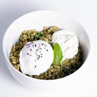 Зеленая греча с яйцом пашот и страчателлой в Bageatteria