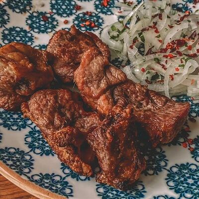 Шашлык из мякоти баранины в классическом маринаде в Соль & Перец по цене 807 ₽