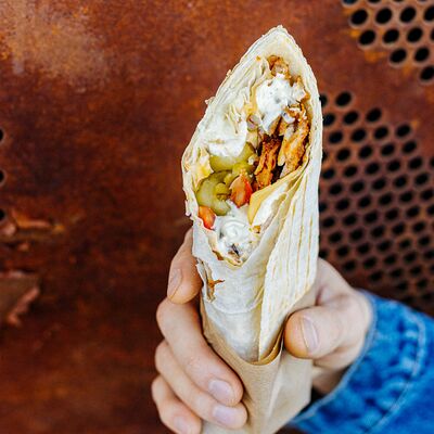 Шаверма (шаурма) с сыром и маринованными огурчиками большая в Шаверма Grill по цене 385 ₽