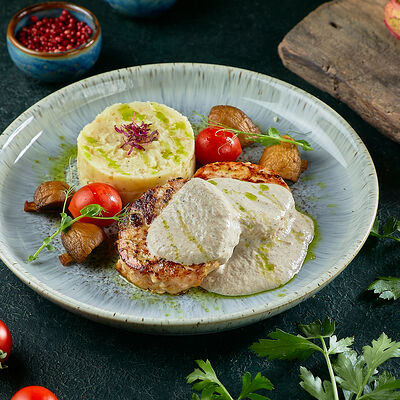 Куриные котлеты с пюре и грибным соусом в Тбилисити по цене 680 ₽